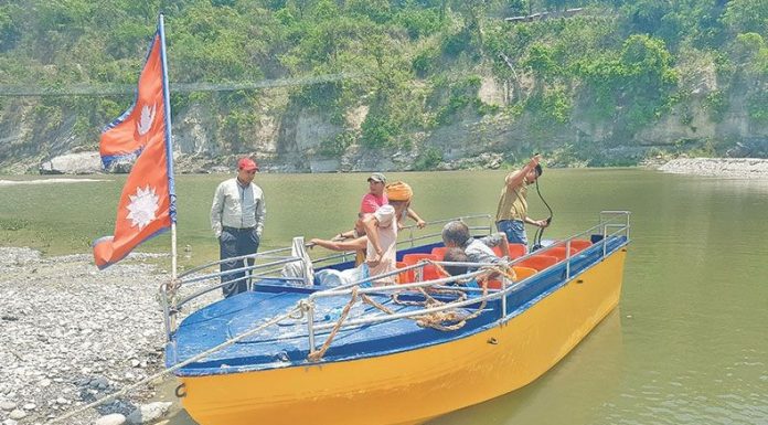 पानी कम हुदा बाग्मति नदिमा मोटरबोट सञ्चालनमा कठिनाइ