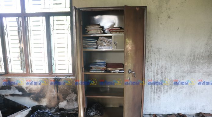 अज्ञात समूहबाट वडा कार्यालयमा आगजनी, अध्यक्षको घरमा ढुङ्गामुढा
