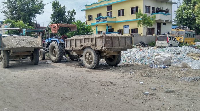 २ ट्रेक्टर चन्द्रनिगाहपुर प्रहरीको नियन्त्रणमा