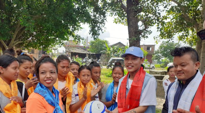 गायक भिटेनद्धारा महिला खेलाडीलाई सहयोग