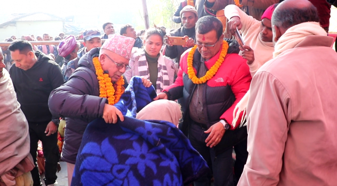 नेता नेपाल कम्मल लिएर रौतहटका बस्तीमा