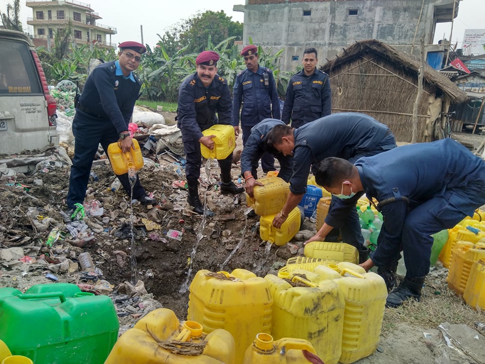 प्रहरीद्धारा घरेलु मदिरा नष्ट