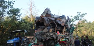 ट्रक दुर्घटना हुदा एक जनाको मृत्यु, एक जना गम्भिर घइते