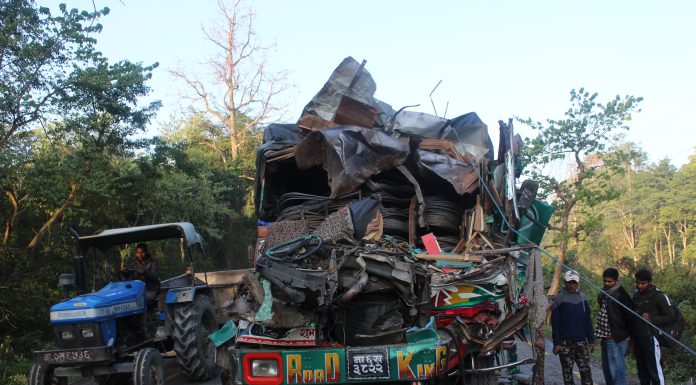 ट्रक दुर्घटना हुदा एक जनाको मृत्यु, एक जना गम्भिर घइते