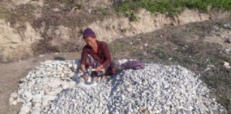 बागमतीको बगरमा ढुंगा कुटेर जीवन धान्न बाध्य छोराछोरीले हेरेनन् आमालाई