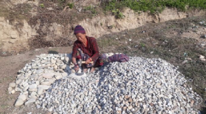 बागमतीको बगरमा ढुंगा कुटेर जीवन धान्न बाध्य छोराछोरीले हेरेनन् आमालाई