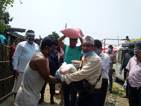 चन्द्रपुर ७ : घरमै पुगेर राहत बितरण