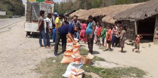 बिपन्न परिवारलाइ नेकपाका युवा को अगुवाइमा खाध्यान्न बितरण