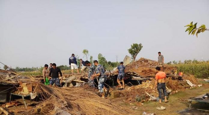 सशस्त्र बस्ने घर भत्किँदा हवल्दार सहित ४ प्रहरी घाइते