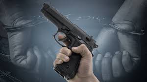 पेस्तोलसहित शिक्षक पक्राउ