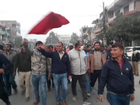 के पि तेरो पराले दुुख पाए साराले भन्दै रौतहटमा नेपाली कांग्रेसद्वारा प्रधानमन्त्री ओलीको पुत्ला दहन