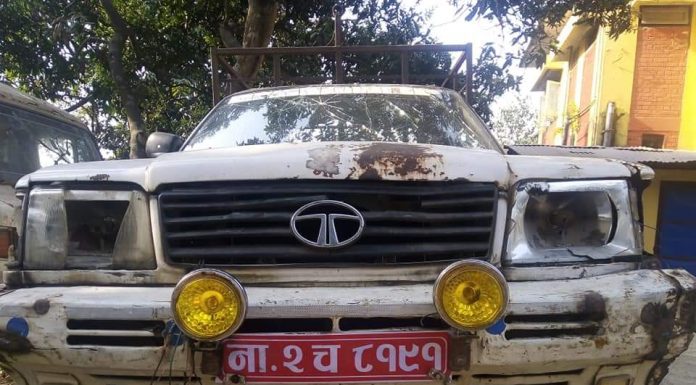 गाडिसहित काठ बरामद,चालक पक्राउ