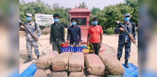 अबैध मदिरासहित ३ पक्राउ