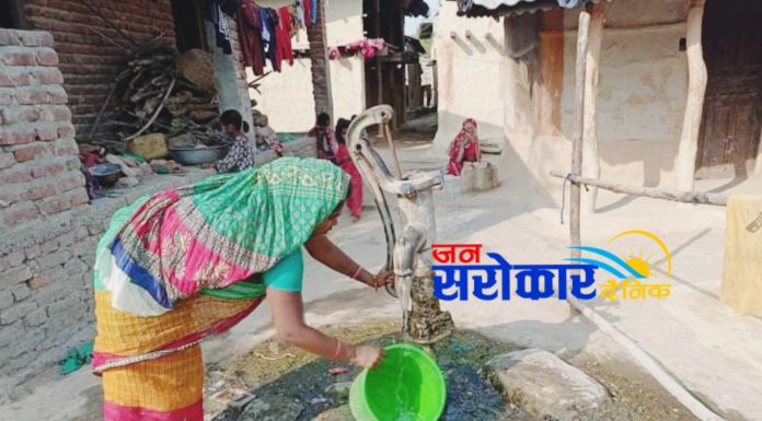 ७६ घरधुरिमा ३ वटा मात्र चापाकल:मुसहर बस्तिमा पानी भर्न सधैं किचलो