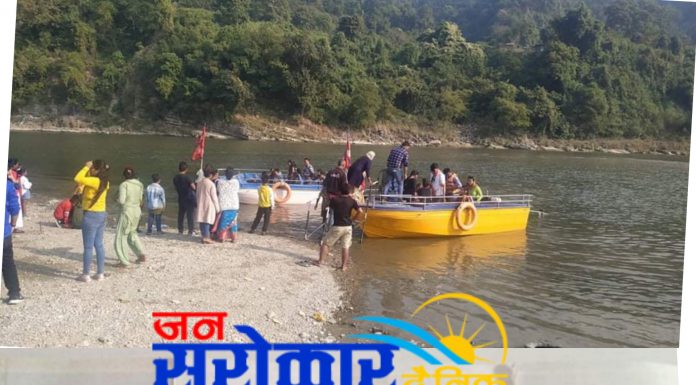 बागमती नदीमा मनपरी: नगरपालिकाको स्वीकृति बिनानै मोटरबोट चलाउदै,रकम कुम्ल्याउदै