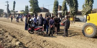 गुणस्तरहीन काम गरेको भन्दै सडक निर्माण कार्यमा स्थानीयको अबरोध