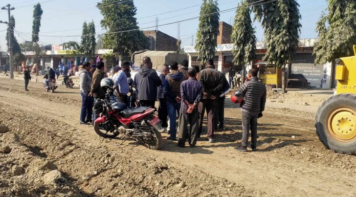 गुणस्तरहीन काम गरेको भन्दै सडक निर्माण कार्यमा स्थानीयको अबरोध