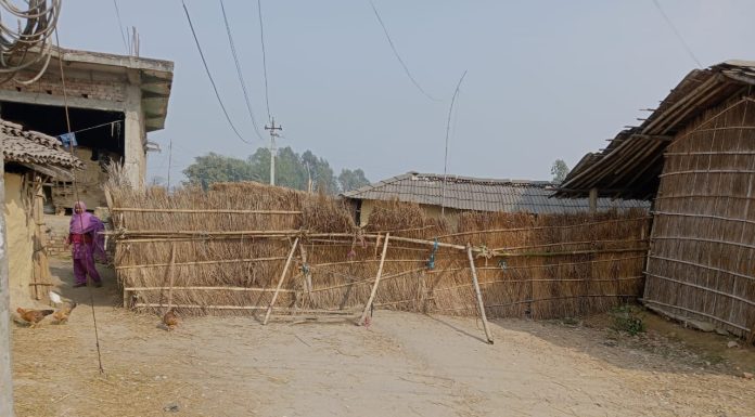 आफ्नो जमिनमा कालोपत्रे सडक परेको भन्दै सडकनै बन्द