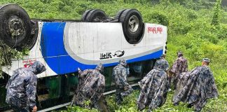 बारामा बस दुर्घटना,शसस्त्र प्रहरीद्वारा घाइतेको उद्दार