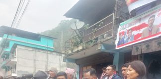 निर्वाचन नजिकिँदै गर्दा दोलखामा कांग्रेसमा प्रवेश गर्नेको लहर बढ्दै
