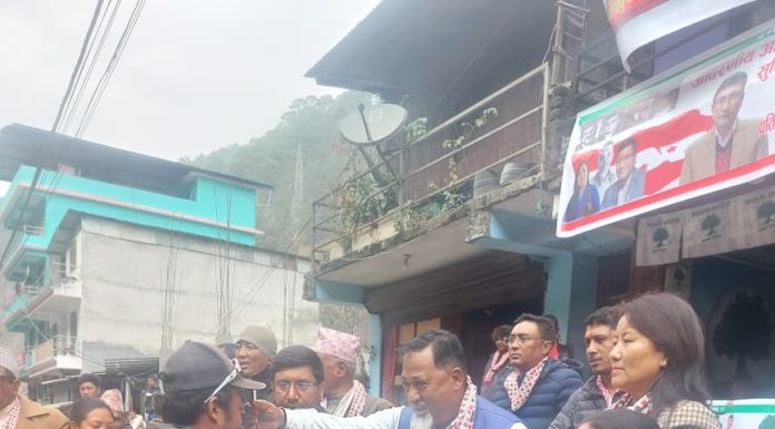 निर्वाचन नजिकिँदै गर्दा दोलखामा कांग्रेसमा प्रवेश गर्नेको लहर बढ्दै