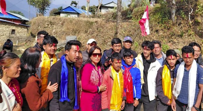 दोलखाको लादुकमा एमाले र नेकपा त्यागी दर्जनौँ युवा कांग्रेसमा प्रवेश