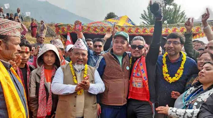 दोलखाको तामाकोशीमा एमाले र नेकपा त्यागेर दर्जनौँ कार्यकर्ता कांग्रेस प्रवेश