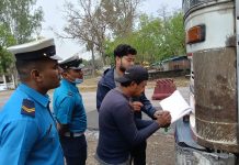 दुर्घटना न्यूनीकरणका लागि सवारीसाधनको यान्त्रिक उपकरण चेकजाँच गर्दै जिल्ला ट्राफिक कार्यालय