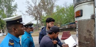 दुर्घटना न्यूनीकरणका लागि सवारीसाधनको यान्त्रिक उपकरण चेकजाँच गर्दै जिल्ला ट्राफिक कार्यालय
