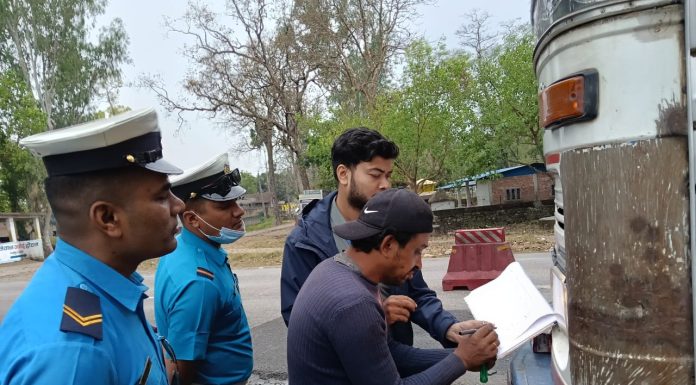 दुर्घटना न्यूनीकरणका लागि सवारीसाधनको यान्त्रिक उपकरण चेकजाँच गर्दै जिल्ला ट्राफिक कार्यालय